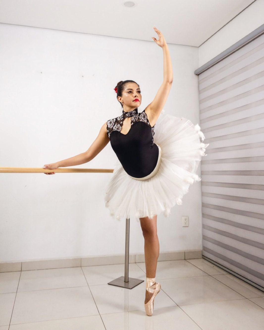 Cô cũng được biết tới là một vũ công ba lê chuyên nghiệp. Ngoài ra, cô đã tốt nghiệp chuyên ngành quan hệ công chúng.