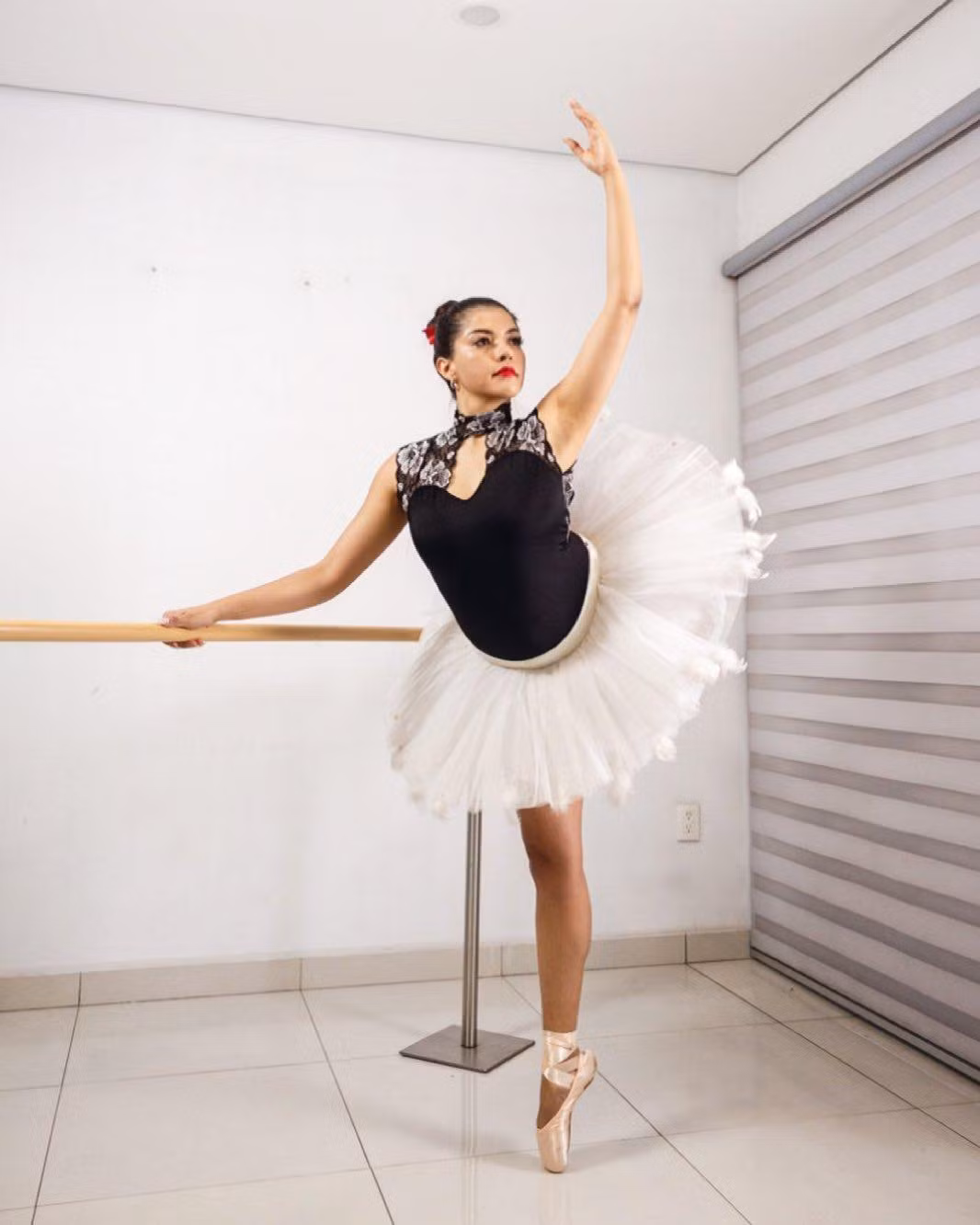 Cô cũng được biết tới là một vũ công ba lê chuyên nghiệp. Ngoài ra, cô đã tốt nghiệp chuyên ngành quan hệ công chúng.