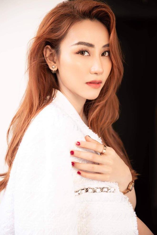 Ngân Khánh bắt đầu bước chân vào nghiệp diễn từ năm 2005 với vai Quỳnh Hương trong bộ phim "Mầm sống" của đạo diễn Phan Hoàng. Năm 2007 là năm thành công rực rỡ của Ngân Khánh khi được nhận vai chính trong bộ phim khá ăn khách "Gọi giấc mơ về". Ngoài ra cô còn được khán giả biết đến qua các bộ phim: Nghề báo, Ghen, Tường vy cánh mỏng, Mây trắng ngang trời, Hạnh phúc có thật (Vũ điệu Bella), Khi yêu đừng quay đầu lại, Cô dâu đại chiến...Bên cạnh đóng phim, Ngân Khánh cũng khá thành công với vai trò một ca sĩ.