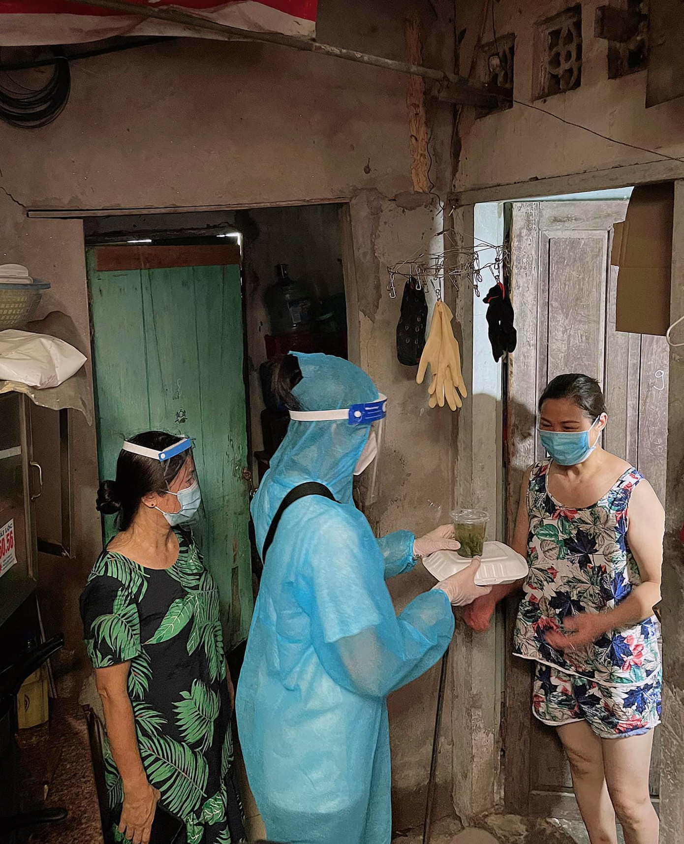 Các người đẹp tới từng nhà người dân để cung cấp lương thực. Các người đẹp tới từng nhà người dân để cung cấp lương thực.