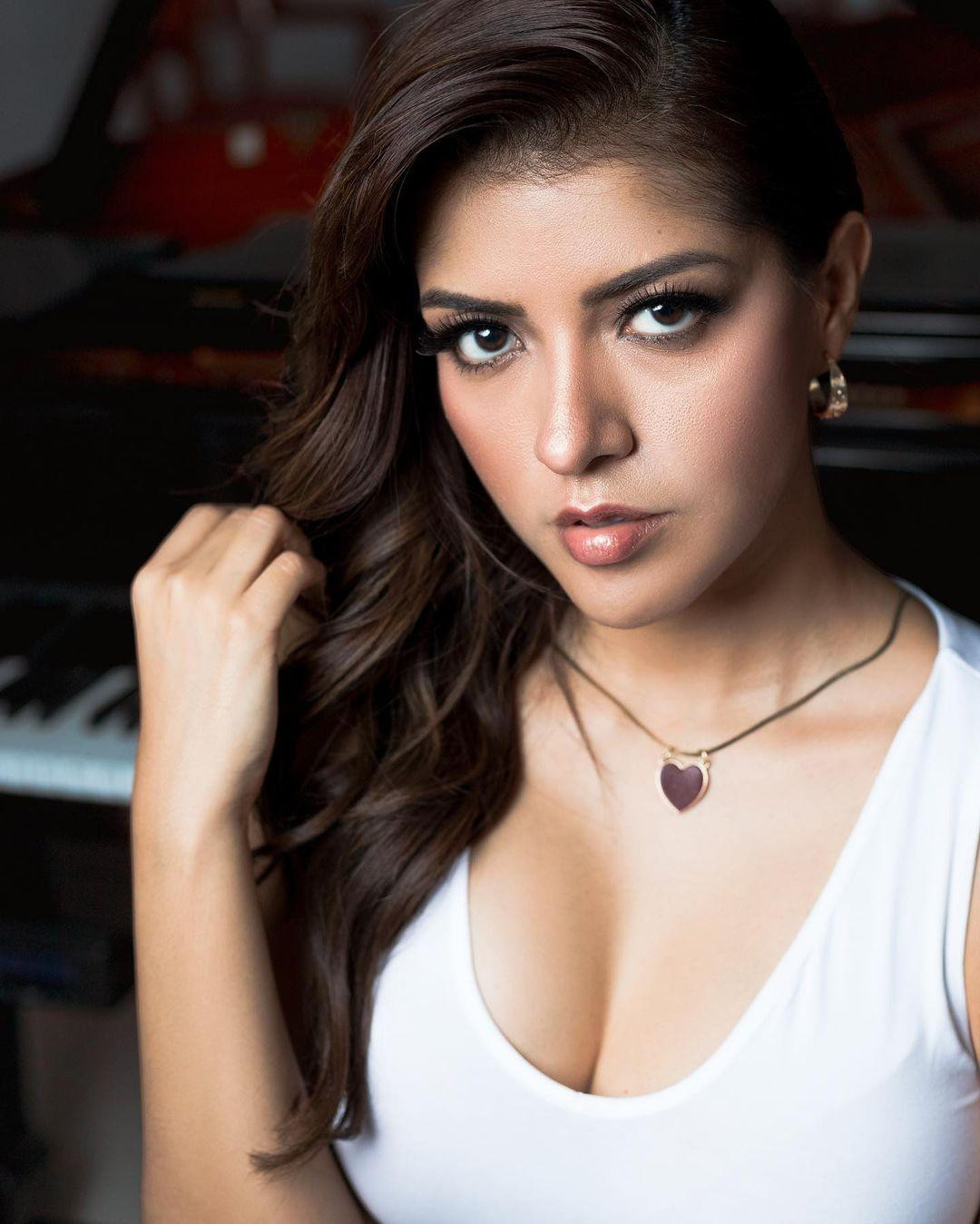 Người đẹp hiện là MC của các đài MVM News Oaxaca, TV Azteca Oaxaca, Ultratelevisión Puebla và TV Azteca Puebla ở Mexico.