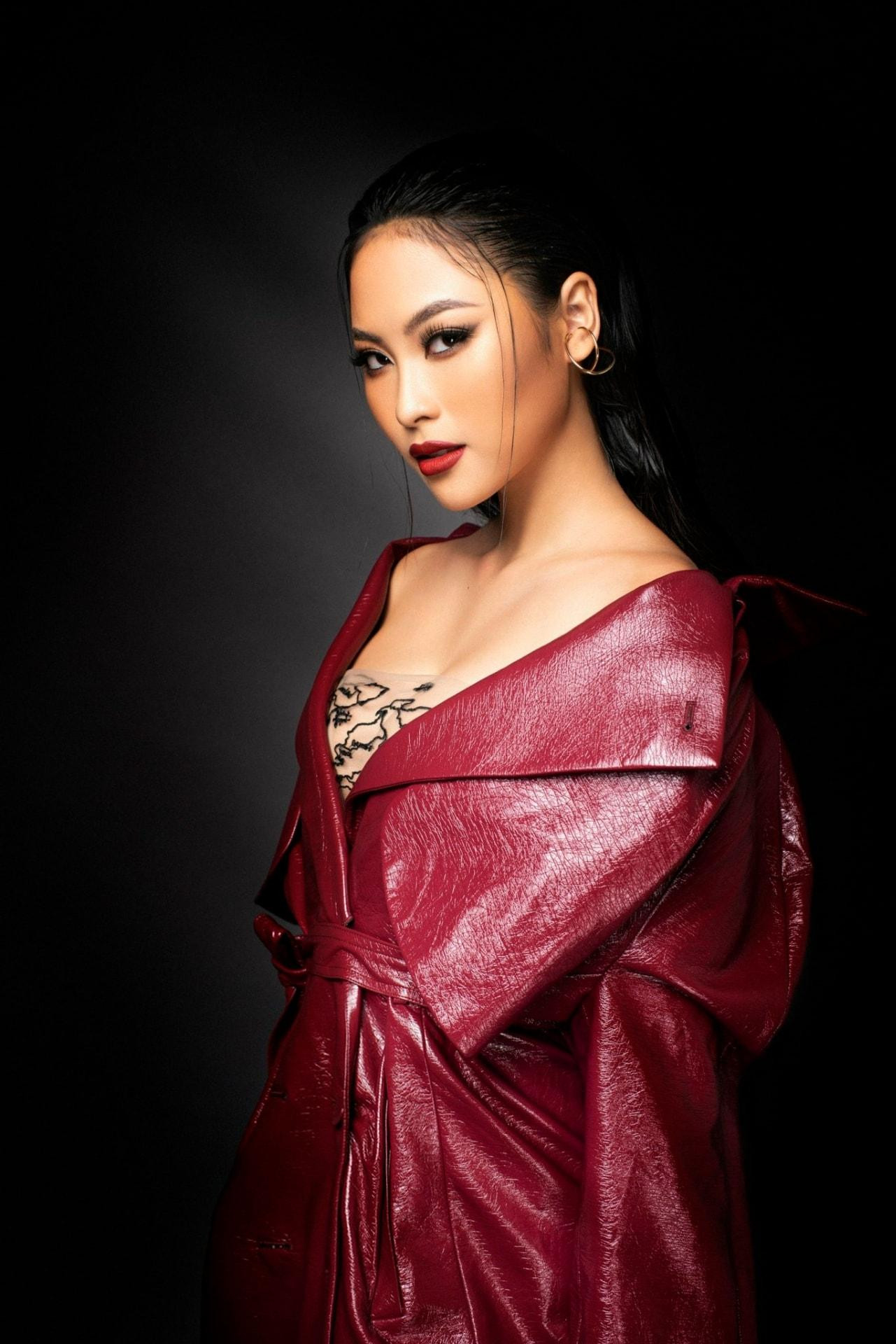 Người đẹp Biển Đào Thị Hà diện váy da đỏ rực, trễ nải vai trần quyến rũ và vòng một nóng bỏng.