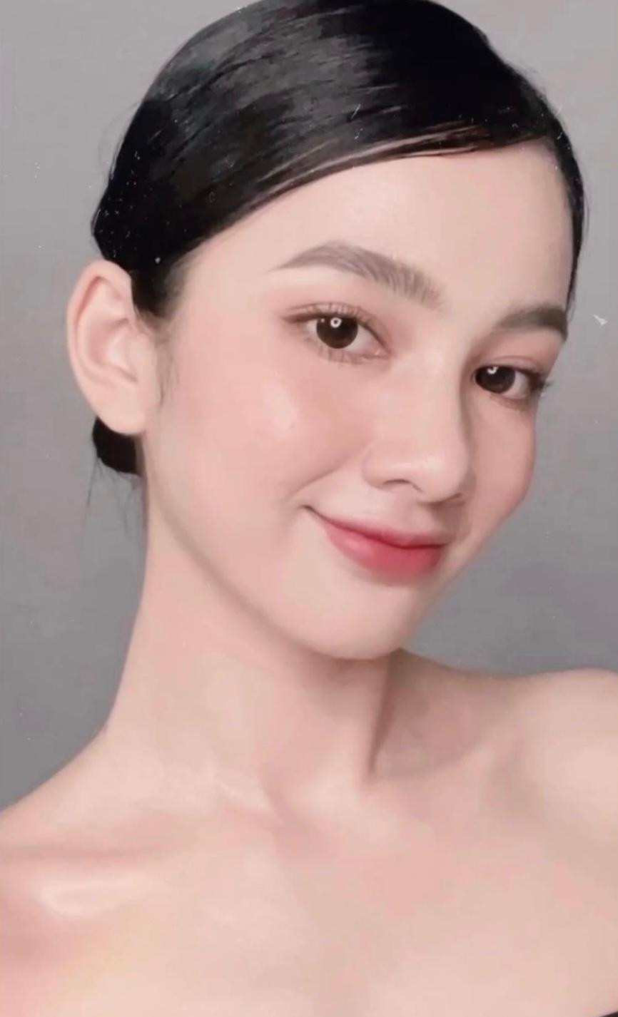 Người đẹp Cẩm Đan khoe vai trần quyến rũ và gương mặt xinh đẹp, trong trẻo hút hồn fans.