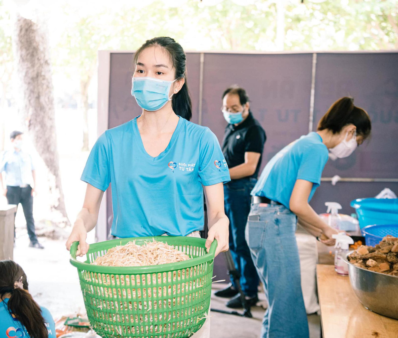 Á hậu Phương Anh cùng nhiều người đẹp tham gia bếp ăn từ thiện tại TP. HCM. Á hậu Phương Anh cùng nhiều người đẹp tham gia bếp ăn từ thiện tại TP. HCM.