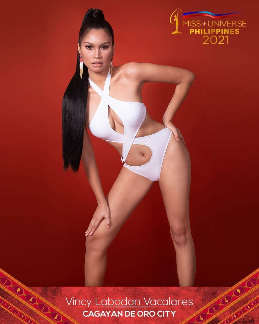 Thí sinh của Cagayan De Oro City chọn áo tắm cắt xẻ thiếu tinh tế, không những thế còn tạo dáng thiếu thông minh, để lộ khuyết điểm của cơ thể.