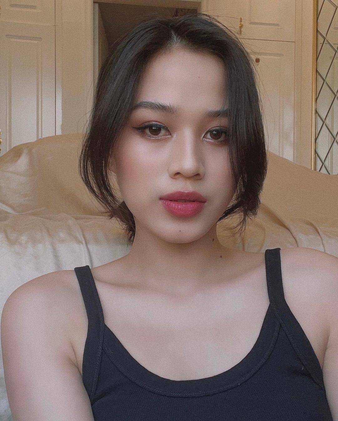 Ở nhà tránh dịch, Hoa hậu Đỗ Thị Hà trổ tài tự make-up khiến các fans trầm trồ. Chọn phong cách trang điểm nhẹ nhàng 'sương sương', Đỗ Thị Hà vẫn toát lên thần thái của một nàng hậu xinh đẹp. Ở nhà tránh dịch, Hoa hậu Đỗ Thị Hà trổ tài tự make-up khiến các fans trầm trồ. Chọn phong cách trang điểm nhẹ nhàng 'sương sương', Đỗ Thị Hà vẫn toát lên thần thái của một nàng hậu xinh đẹp.