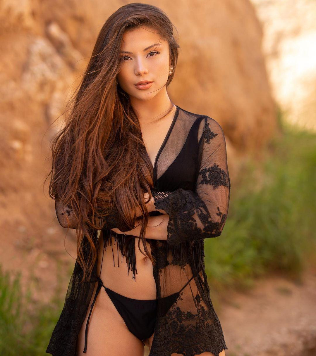 Mặc dù không có chiều cao nổi bật nhưng bù lại Flora Veloso sở hữu gương mặt mang chất Á đông cuốn hút kết hợp với body nóng bỏng đậm chất Latinh.