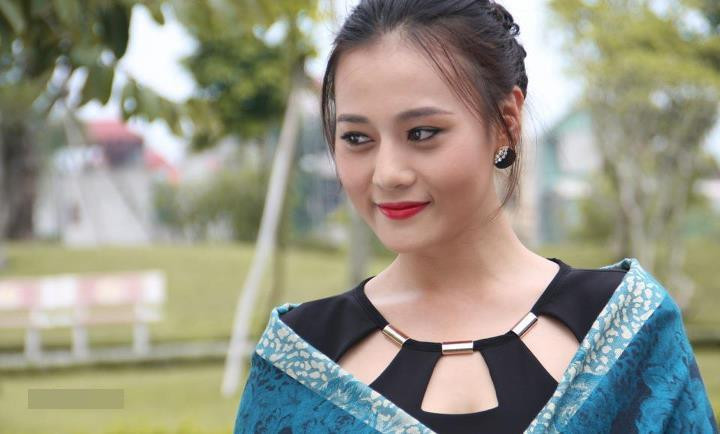 Người đẹp cũng từ bỏ ý định tiếp tục dấn thân vào các cuộc thi nhan sắc mà đầu tư cho nghiệp diễn xuất. Năm 2012, Phương Oanh xuất hiện trong bộ phim "Hoa bay" và nhận được nhiều phản hồi tích cực từ khán giả. Trong bộ phim này, tạo hình của cô có phần điệu đàng nhưng vẫn hơi già dặn.