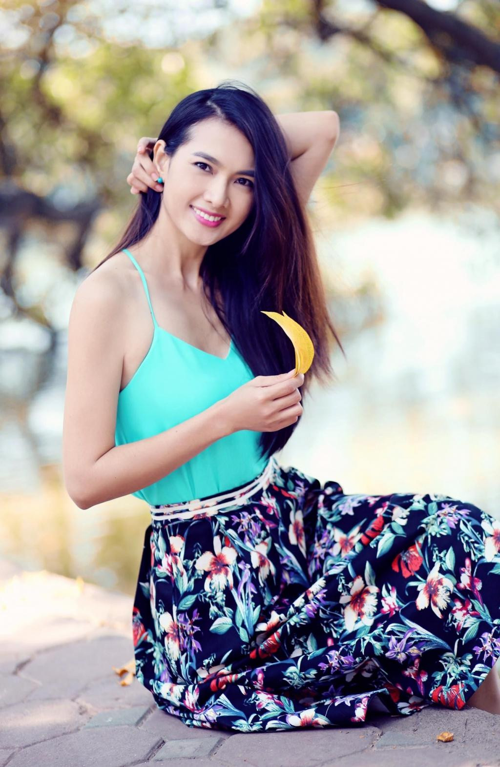 Anh Thư thuộc thế hệ những người mẫu đình đám đầu thập niên 2000. Cô từng giành được các giải thưởng “Người mẫu xuất sắc nhất năm” và “Người mẫu được yêu thích nhất” vào năm 2004. Tuy nhiên, tên tuổi của Anh Thư được biết đến rộng rãi khi cô chuyển hưởng sang lĩnh vực nghệ thuật thứ 7. Năm 2003, Diễn viên Anh Thư được đạo diễn Vũ Ngọc Đãng giao vai chính trong phim “Những cô gái chân dài”. Bộ phim đã thành công vang dội và đưa tên tuổi Anh Thư thăng hạng trở thành người mẫu – diễn viên hạng A. Cũng chính nhờ bộ phim này mà giúp cô xuất sắc đoạt “Giải Mai Vàng” dành cho “nữ diễn viên được yêu thích nhất”.