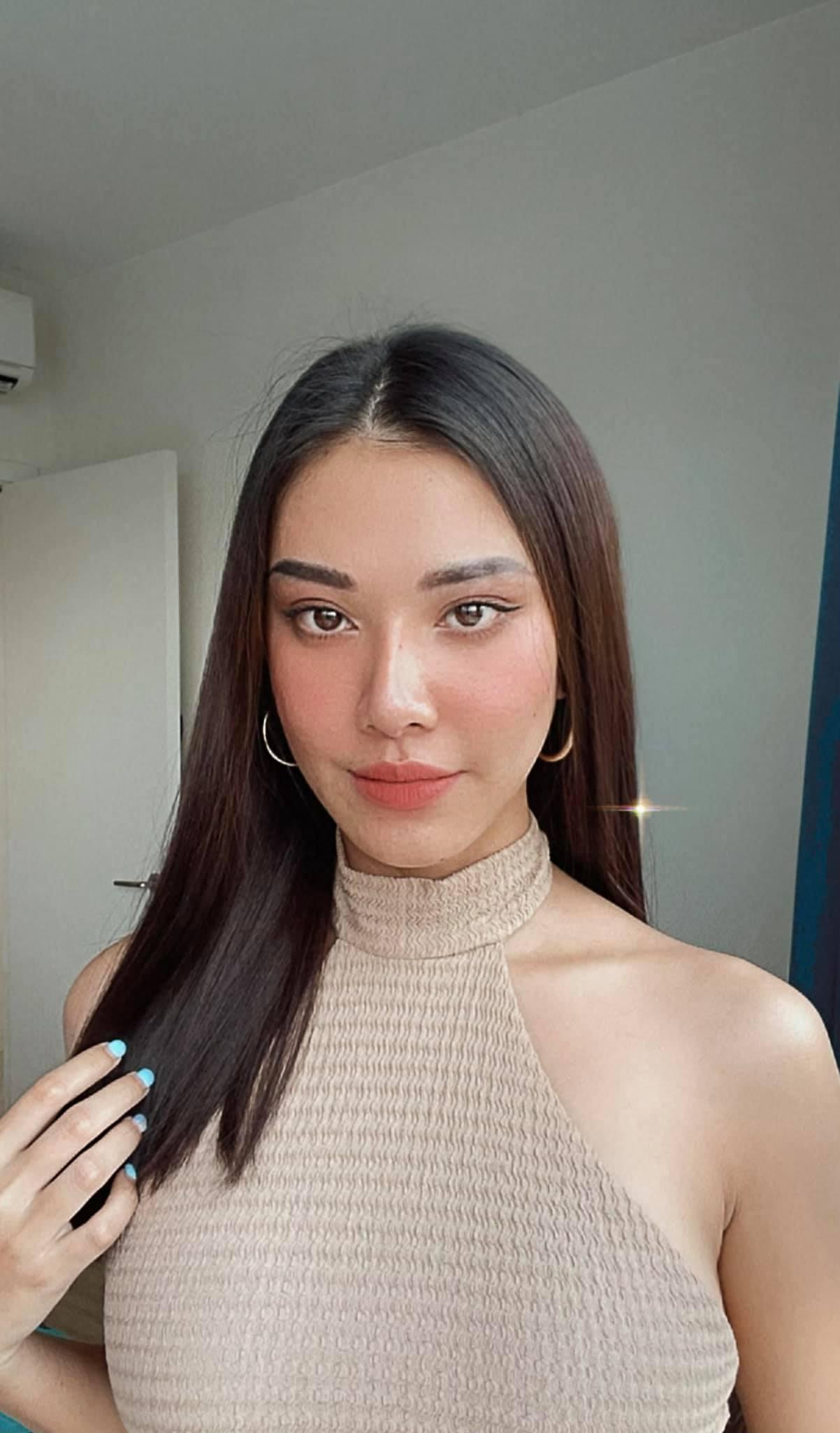 Á hậu Kim Duyên diện váy kiểu cổ yếm khoe trọn bờ vai trần quyến rũ.