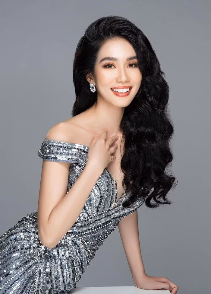 Bên cạnh việc tích cực chuẩn bị cho cuộc thi Hoa hậu Quốc tế, những ngày này Á hậu Phương Anh cũng rất chăm chỉ với công việc tình nguyện viên chống dịch COVID-19.