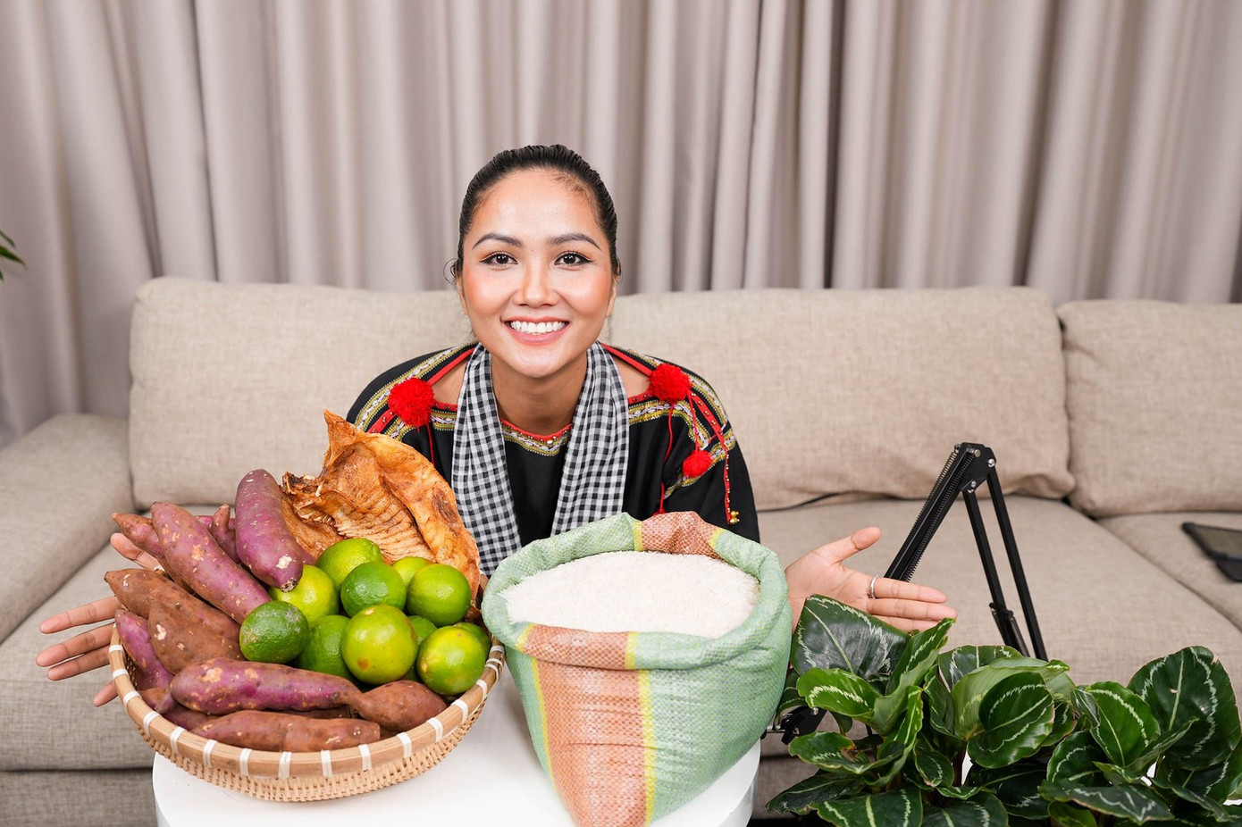 Mới đây, Hoa hậu H'Hen Niê đã tham gia chương trình livestream để giúp những người nông dân có được đầu ra trong mùa giãn cách căng thẳng này. Mới đây, Hoa hậu H'Hen Niê đã tham gia chương trình livestream để giúp những người nông dân có được đầu ra trong mùa giãn cách căng thẳng này.