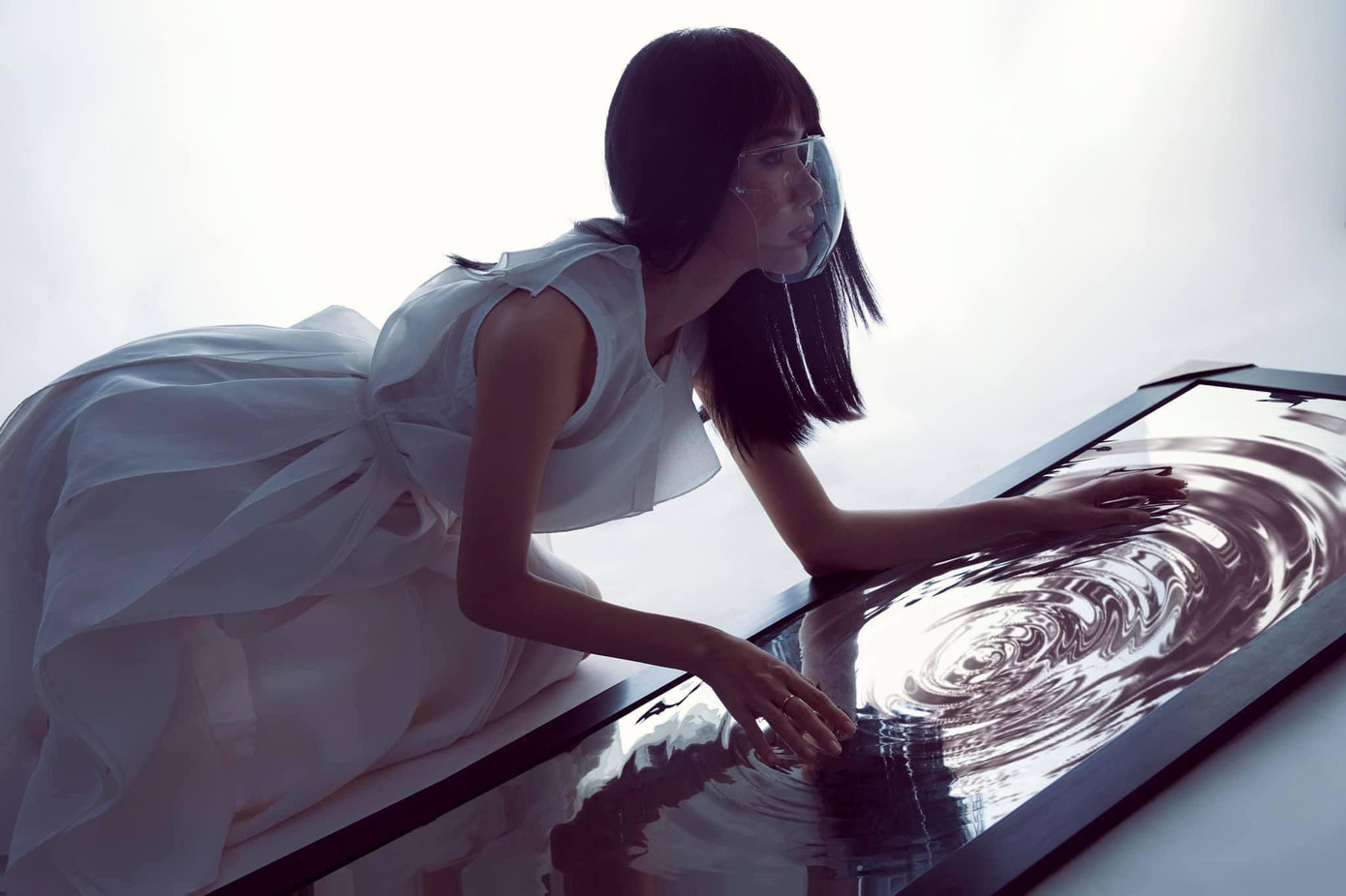 Cô đã cùng với các người đẹp tham gia bếp ăn từ thiện để cung cấp hàng chục nghìn bữa ăn cho đội ngũ y bác sĩ tuyến đầu cũng như những người lao động nghèo không có thu nhập vid dịch bệnh.