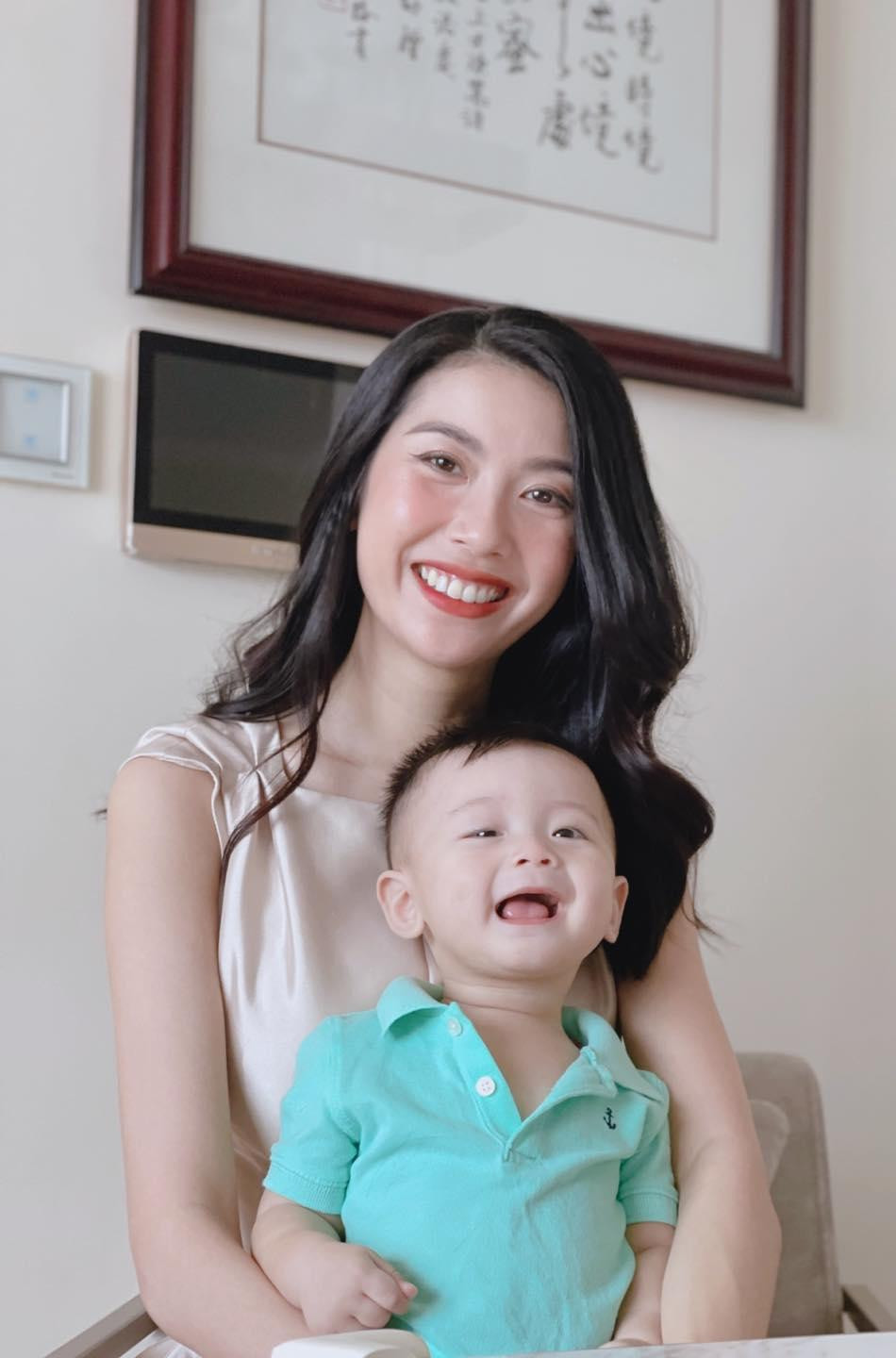 Á hậu Thuý Vân khoe quý tử đáng yêu trong những ngày ở nhà tránh dịch. Á hậu Thuý Vân khoe quý tử đáng yêu trong những ngày ở nhà tránh dịch.