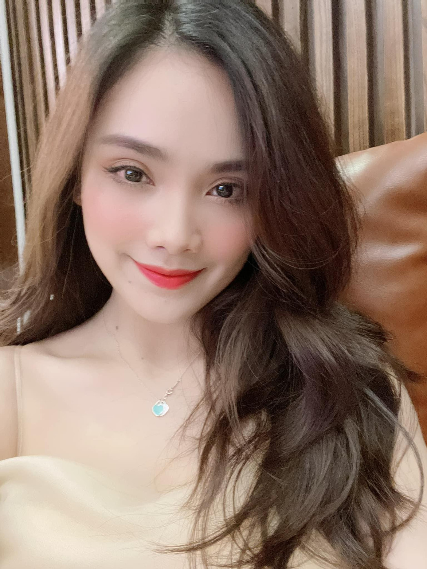 Người đẹp Khả ái HHVN 2016 Trần Tố Như khoe nhan sắc dịu dàng mà không kém phần xinh đẹp khi ở nhà tránh dịch.