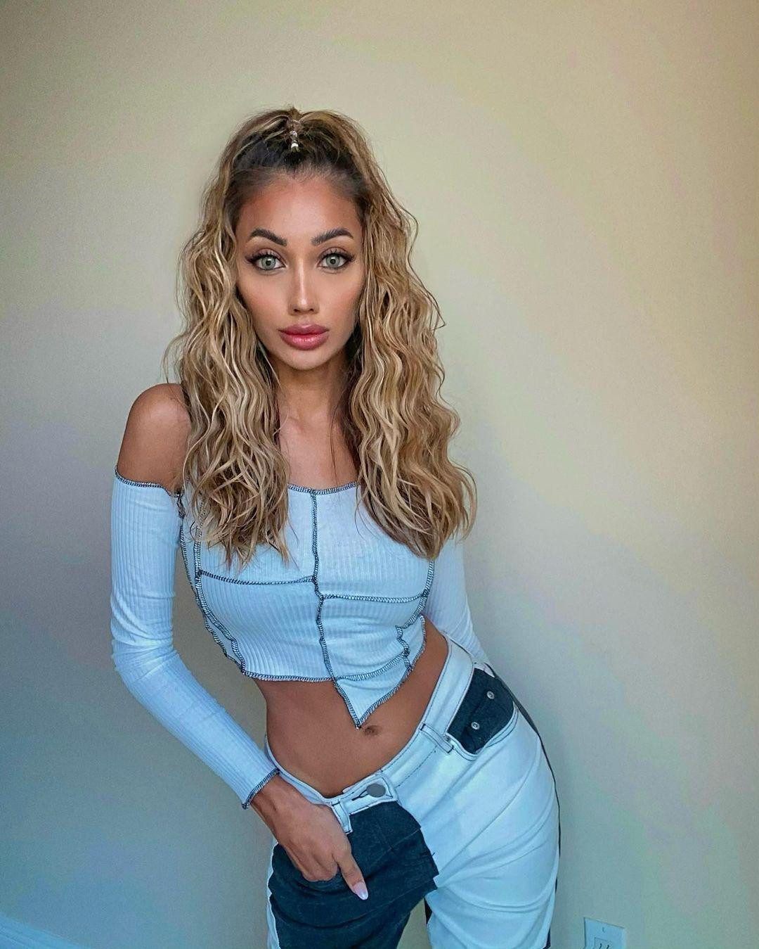 Ramina Ashfaque không phải là gương mặt xa lạ với thế giới sắc đẹp. Cô từng chiến thắng các danh hiệu Miss World Pakistan và Miss Earth Pakistan.