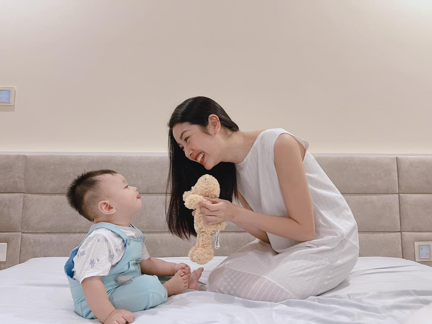 Á hậu Thuý Vân khoe quý tử cực kỳ đáng yêu 'đốn tim' fans.