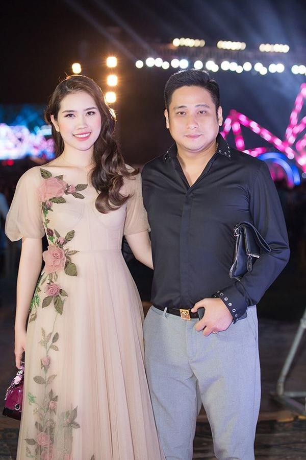 Tròn 10 năm kết hôn, diễn viên Minh Tiệp và bà xã Thuỳ Dương hiện đang có cuộc sống gia đình viên mãn và hạnh phúc. Cặp đôi vẫn dành cho nhau tình cảm lãng mạn như ngày đầu và thường xuyên xuất hiện tình tứ bên nhau ở các sự kiện.