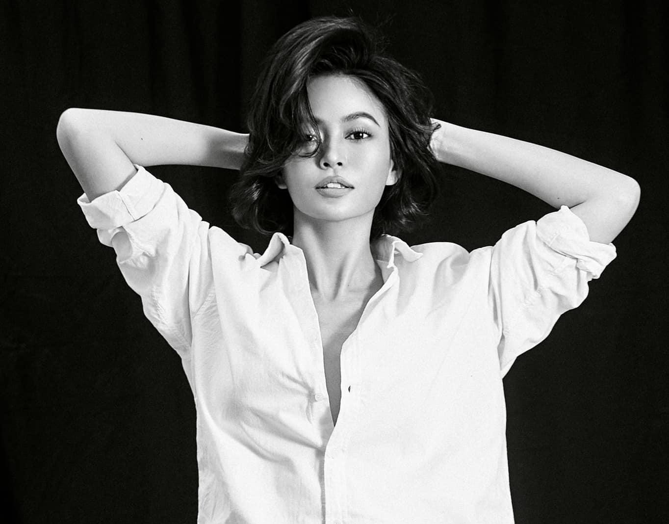 Á hậu Mâu Thuỷ diện áo sơ-mi trắng giản dị nhưng vẫn vô cùng quyến rũ.