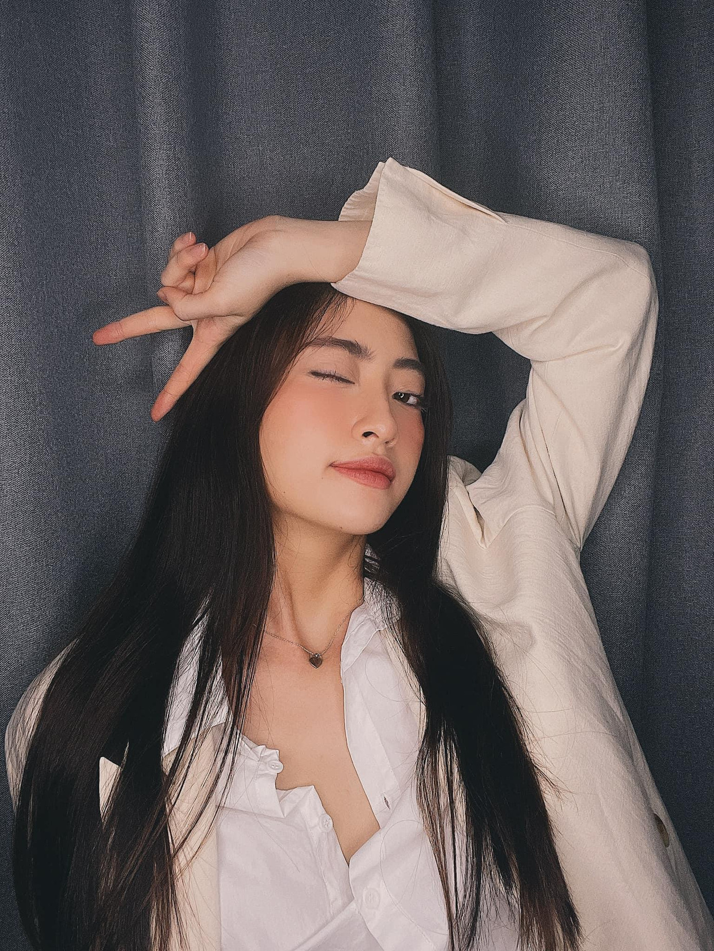 Ở nhà tránh dịch, Hoa hậu Lương Thuỳ Linh chăm chỉ chụp ảnh để tương tác với người hâm mộ. Ở nhà tránh dịch, Hoa hậu Lương Thuỳ Linh chăm chỉ chụp ảnh để tương tác với người hâm mộ.