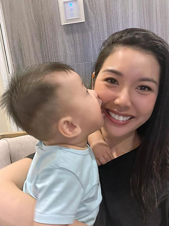 Á hậu Thuý Vân khoe ảnh đáng yêu bên con trai trong những ngày ở nhà chống dịch. Á hậu Thuý Vân khoe ảnh đáng yêu bên con trai trong những ngày ở nhà chống dịch.