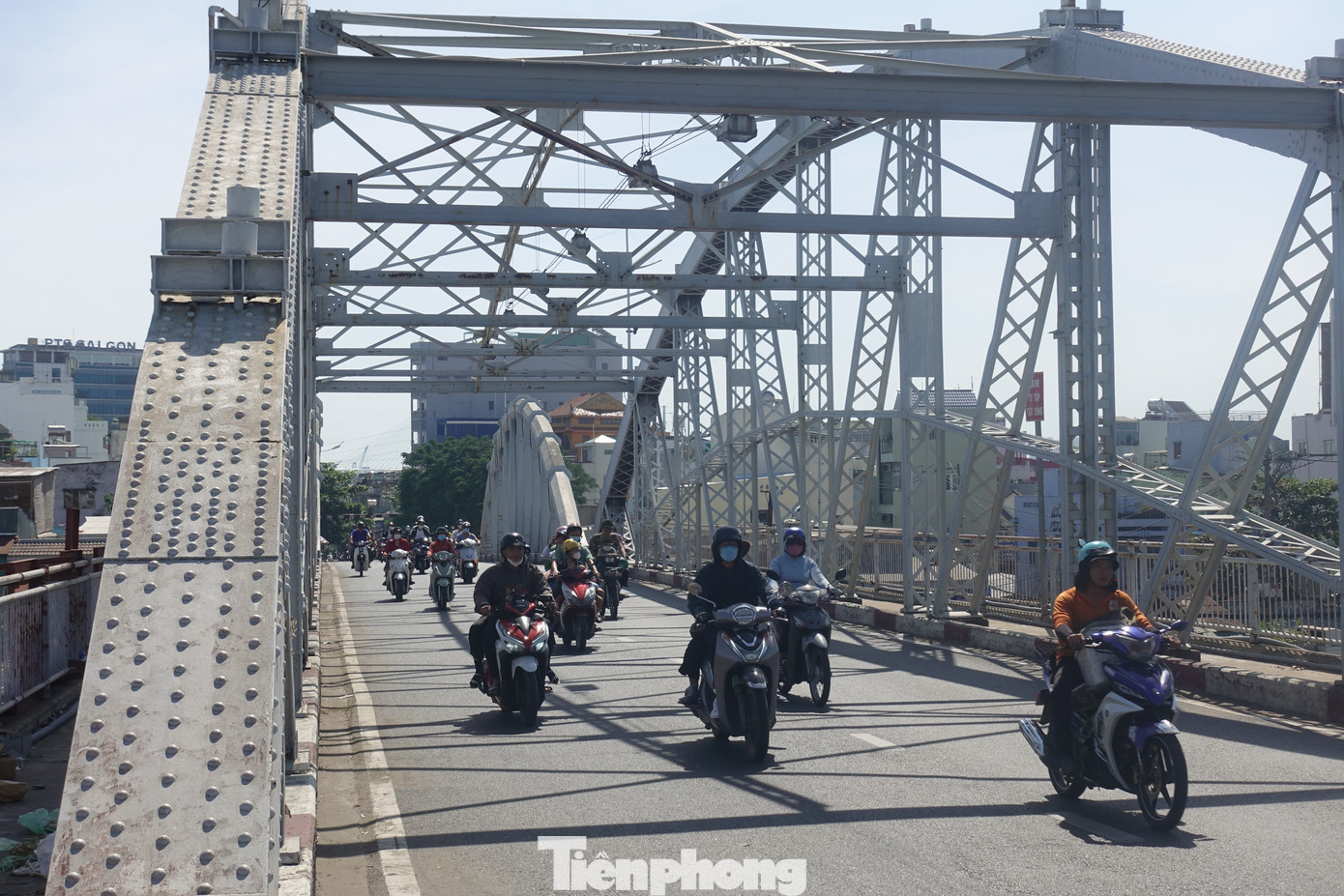 Khu vực cầu Tân Thuận 1 sẽ được điều chỉnh hạn chế tải trọng toàn bộ xe trên 13 tấn. Ảnh: Hữu Huy