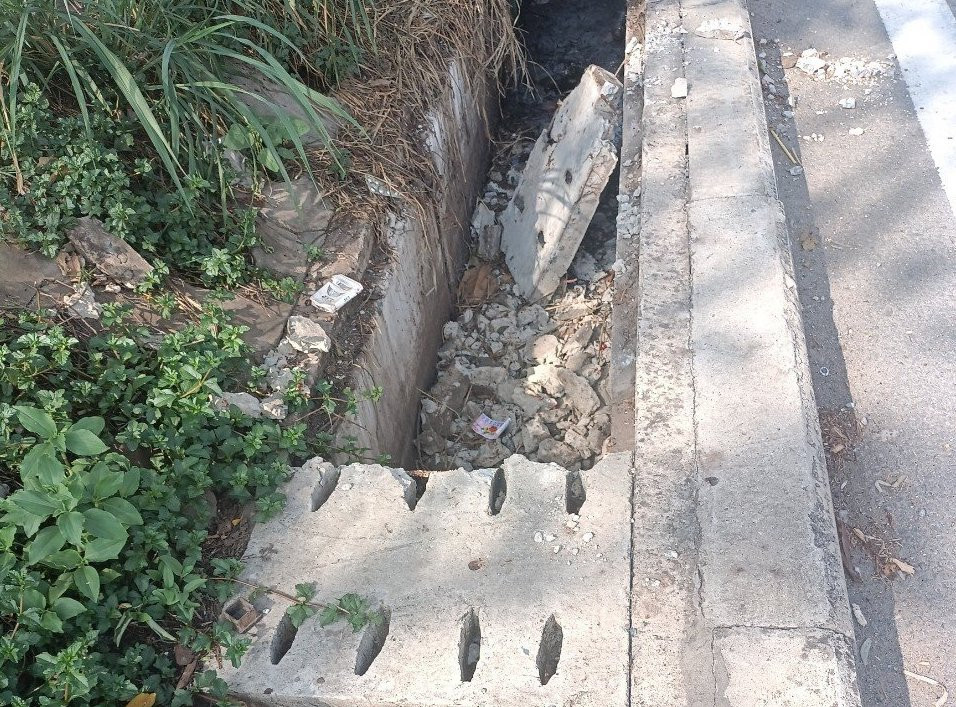 Nắp rãnh thoát nước trên Xa lộ Hà Nội (TP Thủ Đức) bị mất cắp. Nắp rãnh thoát nước trên Xa lộ Hà Nội (TP Thủ Đức) bị mất cắp.