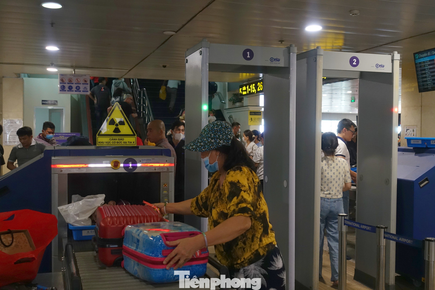 Trong cao điểm hè, Cảng HKQT Tân Sơn Nhất sẽ bố trí lực lượng gồm 25-30 đoàn viên Đoàn thanh niên tham gia hỗ trợ hành khách tại khu vực khu vực an ninh soi chiếu, khu vực sảnh công cộng nhà ga quốc nội trong khung giờ cao điểm (5-9h).