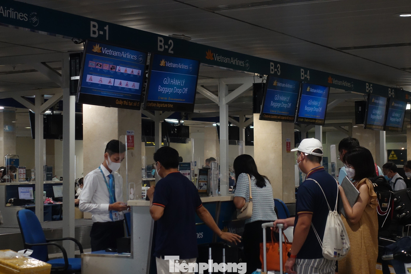 Cũng theo đại diện Cảng HKQT Tân Sơn Nhất, căn cứ sản lượng hành khách, hàng hóa, Trung tâm An ninh tại Cảng sẽ chủ động bố trí tăng cường lực lượng, điều chuyển quân số phù hợp giữa các đội nghiệp vụ.