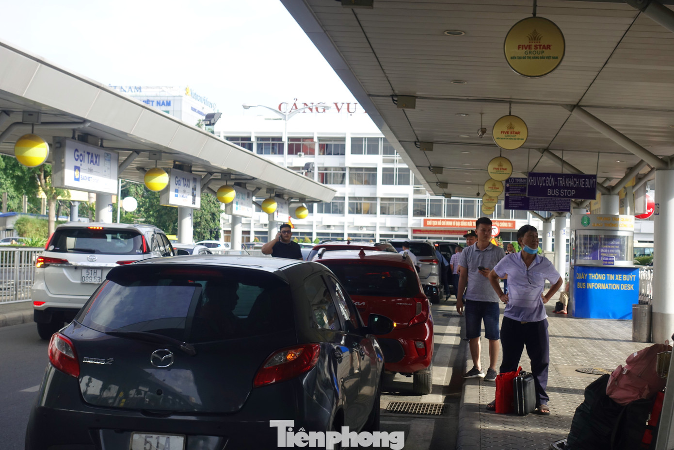 Bên cạnh đó, sẽ tổ chức, bố trí quân số Tổ phản ứng nhanh kiểm tra, giám sát nhằm phát hiện, phối hợp Đồn Công an Cảng HKQT Tân Sơn Nhất xử lý các đối tượng cò mồi, xe dù, hoạt động trong khu vực nội Cảng.