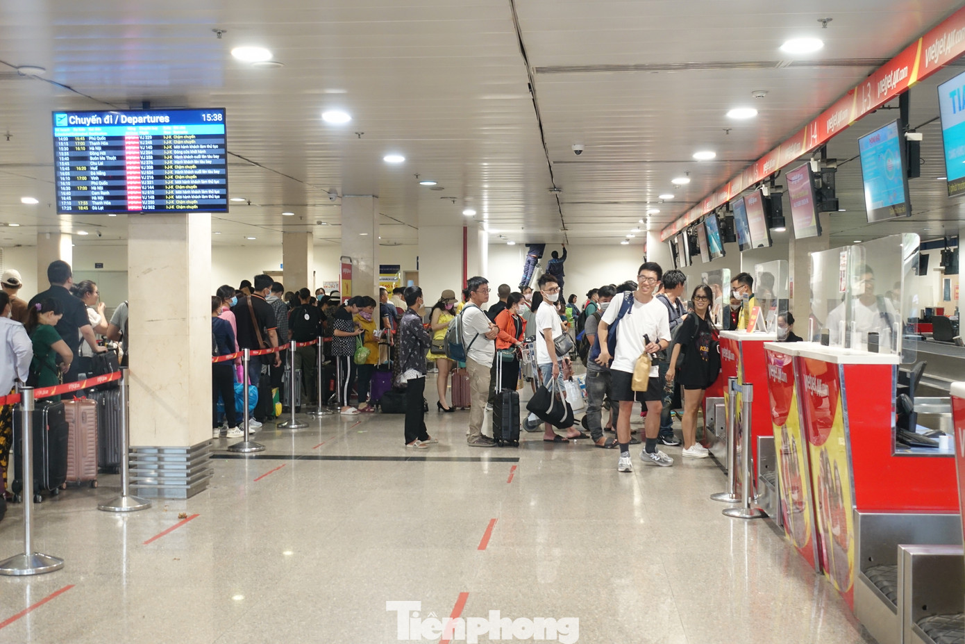 Hành khách làm thủ tục checkin tại quầy của các hãng hàng không.