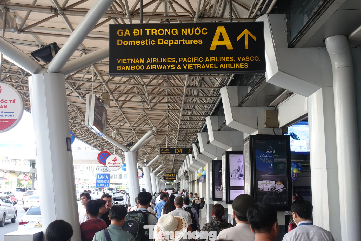 Theo đại diện Cảng hàng không quốc tế (HKQT) Tân Sơn Nhất, đặc thù lượng hành khách di chuyển trong dịp hè sẽ khác so với mùa cao điểm Tết (tập trung đông đúc cả hai chiều khách đi và khách đến). Do vậy, công tác phục vụ của các đơn vị tại Cảng được xác định phải được duy trì ở mức cao và kéo dài.