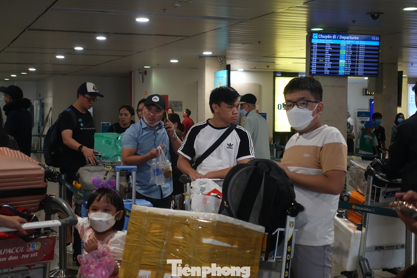 &quot;Thời điểm hè rơi vào mùa mưa, tỷ lệ chuyến bay chậm dự kiến có thể tăng cao, ảnh hưởng tới hành khách, nhà ga, gây quá tải trong một số thời điểm. Do vậy, các đơn vị được chỉ đạo xây dựng kế hoạch chống ngập, có phương án xử lý trong trường hợp thời tiết xấu ảnh hưởng tới hoạt động bay&quot;- đại diện Cảng HKQT Tân Sơn Nhất cho biết.