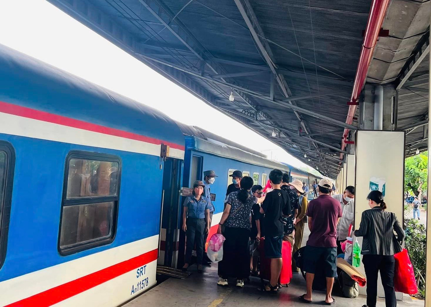 Trong dịp cao điểm phục vụ hè 2023, công ty CP Vận tải đường sắt Sài Gòn sẽ tổ chức chạy thêm các chuyến tàu nhằm phục vụ nhu cầu khách du lịch. Trong dịp cao điểm phục vụ hè 2023, công ty CP Vận tải đường sắt Sài Gòn sẽ tổ chức chạy thêm các chuyến tàu nhằm phục vụ nhu cầu khách du lịch.