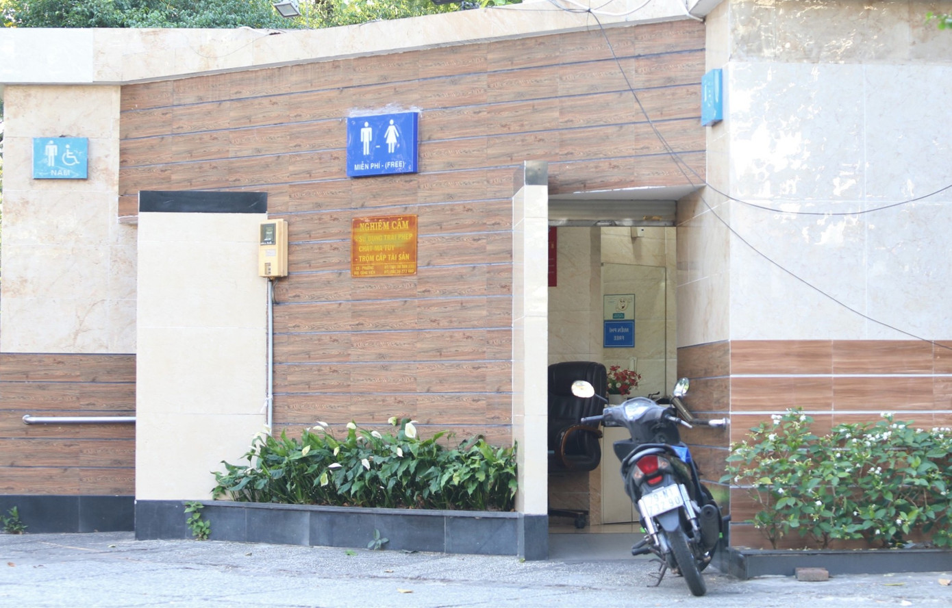 TPHCM sẽ xây dựng thêm nhà vệ sinh công cộng tại các cảng, bến thủy nội địa, bến phà, bến xe, bãi đỗ xe,... (Ảnh minh họa: Ngô Tùng) TPHCM sẽ xây dựng thêm nhà vệ sinh công cộng tại các cảng, bến thủy nội địa, bến phà, bến xe, bãi đỗ xe,... (Ảnh minh họa: Ngô Tùng)