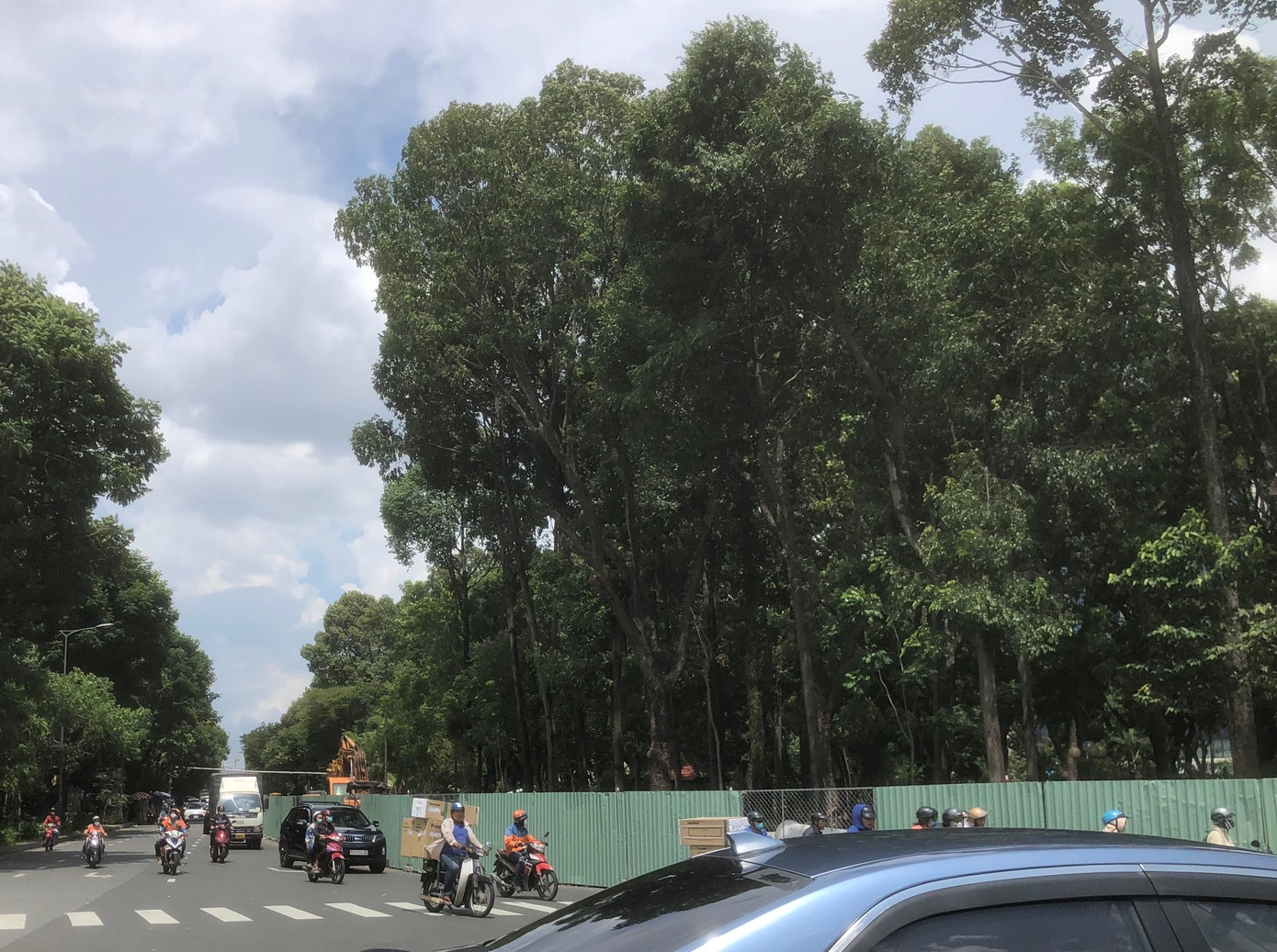 Khoảng gần 1.600m2 đất ở công viên Hoàng Văn Thụ sẽ được sử dụng để làm đường tạm nhằm phục vụ thi công hầm chui thuộc dự án đường nối Trần Quốc Hoàn – Cộng Hòa. Ảnh: V.Q Khoảng gần 1.600m2 đất ở công viên Hoàng Văn Thụ sẽ được sử dụng để làm đường tạm nhằm phục vụ thi công hầm chui thuộc dự án đường nối Trần Quốc Hoàn – Cộng Hòa. Ảnh: V.Q