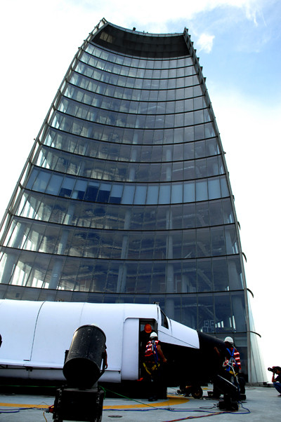 Việc lắp ráp con tàu trên sân đỗ trực thăng tại tầng 52 của tòa cao nhất Sài Gòn đã tiêu tốn rất nhiều thời gian của các kỹ sư