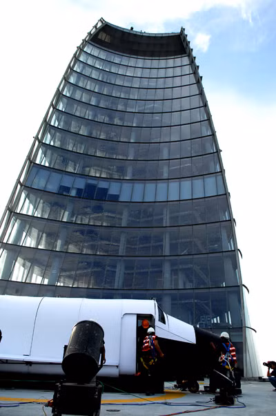 Việc lắp ráp con tàu trên sân đỗ trực thăng tại tầng 52 của tòa cao nhất Sài Gòn đã tiêu tốn rất nhiều thời gian của các kỹ sư