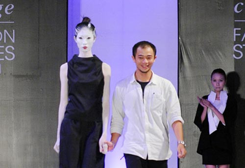 Với bộ thiết kế "Đông giao Tây" Nguyễn Ngọc Dũng nhận danh hiệu sinh viên xuất sắc nhất của Học viện thời trang Luân Đôn Hà Nội. Nguyễn Ngọc Dũng nhận danh hiệu sinh viết xuất sắc với những sáng tạo của mình