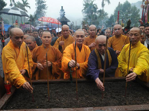 Các sư trụ trì cùng thắp hương 