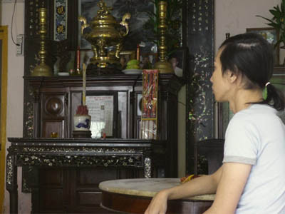 Lộ Lộ trong nhà từ đường. Lộ Lộ trong nhà từ đường