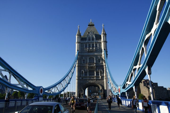 London đẹp như một bức tranh Tháp London qua mọi góc nhìn Dòng sông Thames yên bình London Eye - một trong những biểu tượng của London Big Ben trứ danh Cây cầu Golden Jubilee. Từ đây có thể dễ dàng thấy đc cả 2 biểu tượng của London là London Eye và Big Ben. Cây cầu Southpark lung linh trong ánh điện Cây cầu Westminster nổi tiếng Chiều tàn cuối đông Richmond Một góc nhỏ của Portobello London ấm áp sắc xuân với màu hồng tươi của hoa đào nở Sự bình yên bao trùm lên London khi màn đêm buông xuống Bắt gặp người nghệ sĩ đang say sưa với những giai điệu nhạc vào một chiều cuối đông.