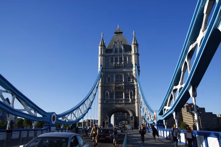 London đẹp như một bức tranh Tháp London qua mọi góc nhìn Dòng sông Thames yên bình London Eye - một trong những biểu tượng của London Big Ben trứ danh Cây cầu Golden Jubilee. Từ đây có thể dễ dàng thấy đc cả 2 biểu tượng của London là London Eye và Big Ben. Cây cầu Southpark lung linh trong ánh điện Cây cầu Westminster nổi tiếng Chiều tàn cuối đông Richmond Một góc nhỏ của Portobello London ấm áp sắc xuân với màu hồng tươi của hoa đào nở Sự bình yên bao trùm lên London khi màn đêm buông xuống Bắt gặp người nghệ sĩ đang say sưa với những giai điệu nhạc vào một chiều cuối đông.