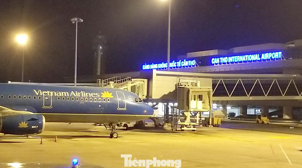 Cục Hàng không đề xuất giảm một số loại phí, giá vé máy bay đi, đến các sân bay khu vực Đồng bằng sông Cửu Long để thu hút thêm khách tới khu vực này.