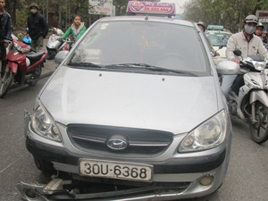 Chiếc taxi khi bị dừng lại. Ảnh: Anh Quang (Tuổi Trẻ). Chiếc taxi khi bị dừng lại. Ảnh: Anh Quang (Tuổi Trẻ)