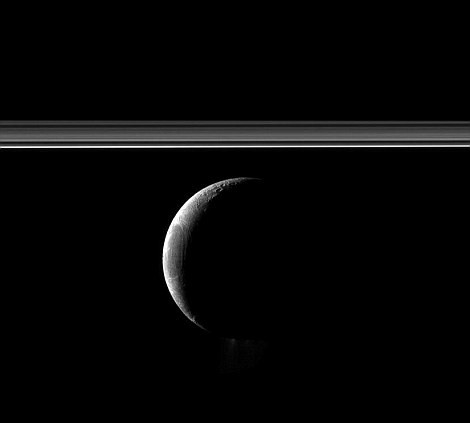 Hình ảnh sao Thổ bị ánh sáng che khuất hơn một nửa