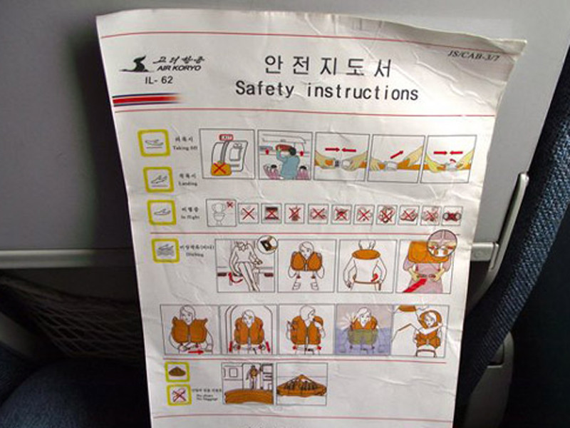 Bảng hướng dẫn các biện pháp an toàn trên máy bay có đủ hai thứ tiếng Anh và Triều Tiên.