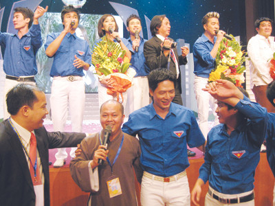 Thầy Hoan cùng các ca sỹ hát bài Khi tổ quốc cần tại ĐH Hội LHTN lần thứ VI – 2010