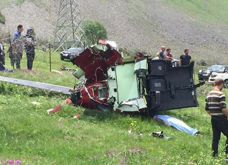 Hiện trường vụ trực thăng rơi ở Gruzia. Ảnh: Interpressnews.