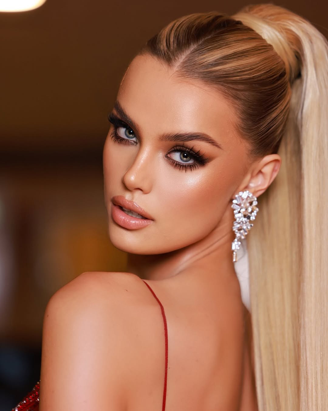 Đăng quang Hoa hậu Thế giới 2023, Krystyna nhận được hàng loạt giải thưởng cũng như đặc quyền ấn tượng khác như được ký hợp đồng làm việc ở Hollywood, được cấp tủ quần áo hàng hiệu cao cấp, ở trong căn hộ sang trọng tại Kensington, London và có đội ngũ tài xế, truyền thông, bảo vệ riêng...